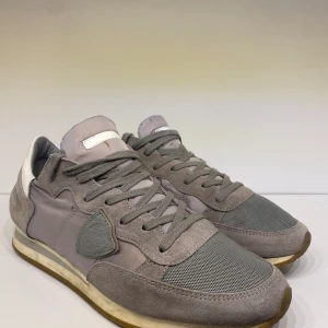 Philippe Model Runners  - Hej! Säljer nu mina skor från märket Phiipemodel, storlek 43.lite fläckar som går att tvätta bort annars riktigt bra skick. Inget og. Hör av er vid frågor kring skorna! 