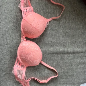 BH - Jätte söt bh I bra skick, använt bara 1-2 gånger. Neonrosa i spetsdetaljer. Med pusch up, 