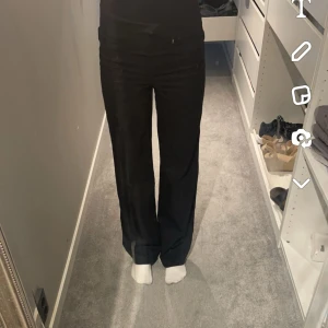 Low waist straight kostymbyxor  - Säljer dessa low waist straigt kostymbyxor från monki storlek 32, är 163💕💕💕