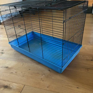  fin hamster bur -  hamster bur, Är använd men i bra skick   Blå bur- 100kr  -B 57,5 -L 31,5 -H 41 Vill man ha fler bilder så är det bara att fråga!  Gratis hjul tillgängligt! (MÖTAS UPP BARA)