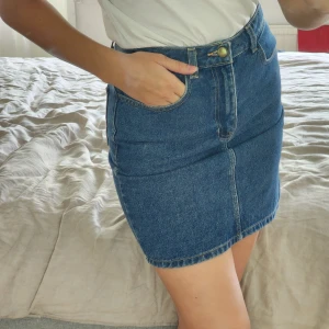 Jeans kjol - Finaste jeans kjolen från american apparel I storlek small skulle jag säga