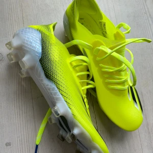 Adidas X Ghosted.1 - Helt nya (endast testade) fotbollsskor. Bekväma, stabil häl, väldigt lätta och snabba. Nypris 2100. 