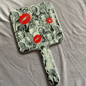 Spegel  - Fin spegel, mest bara legat i en låda.