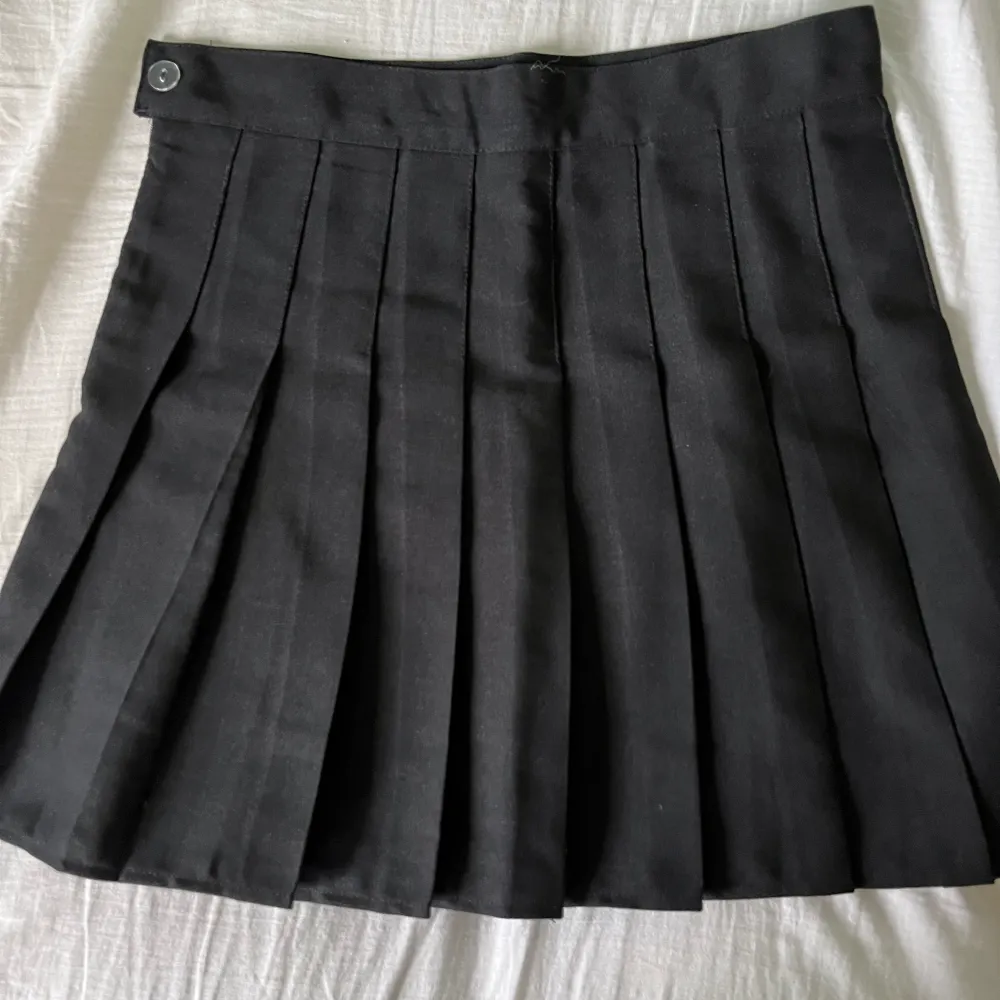 Säljer denna ursnygga veckade svarta kjolen från Kawaii!💕 Säljer då den är för liten för mig, storlek M men skulle säga att den passar S.  Kjolen är använd ett fåtal gånger men har inga tecken på användning, den är som ny!💕  (Öppen för prisförslag) . Kjolar.
