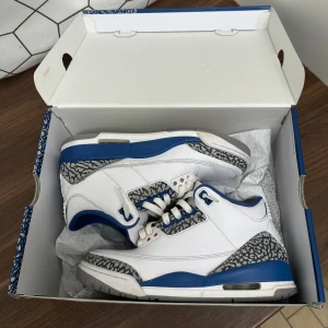 Air Jordan 3 - Säljer mina jordan 3 då de har blivit för små för mig. De är i jättefint skick och har inga större skador. Nypris ungefär 2400 mitt pris 1400 *Pris kan diskuteras*