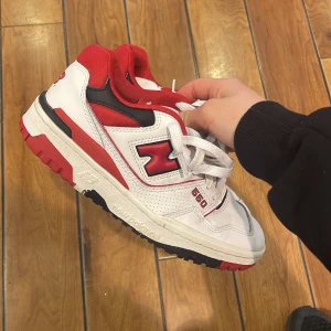 New Balance skor - Säljer dessa skor i storlek 37 men passar mig som bär 38. Skorna säljs då de tyvvär inte kommer till användning längre. Skicket på dessa skor är bra.💓