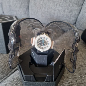 Philipp Plein The Skull 44mm - Vit Philipp Plein klocka med svarta stenar (döskalle) i orginalbox, aldrig använd, 44mm. Nypris: 4645 :-