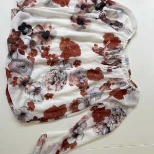 Blus - Tunn blus med blommotiv