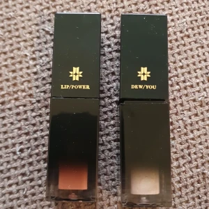 Lipstick (liquid)(matte) +liquid highlighter Josephine - Ett flytande matt läppstift från Josephine. 6gram i färgen Philou. Samt en flytande highlighter dew/you i färgen Claire Nypris 3,00USD Mitt pris 70kr/styck eller båda för 130kr Självklart nya och oöppnade  