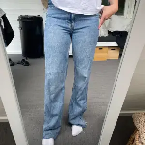 Raka jeans från zara i storlek 36. Inga tydliga tecken på användning💓