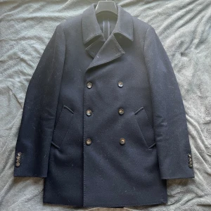 John Henric Skepparjacka - Väldigt varsamt använd och inga defekter, hårig men fixar det enkelt med roller tills du är nöjd innan den skickas iväg! Värmer extremt bra. Nypris ligger på 4000kr. 