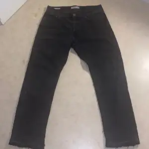 Svarta jack and jones jeans Använda sparsamt klippt där nere så att dom blir lite bootcut