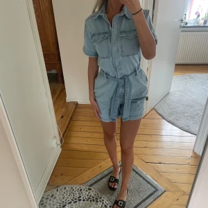 Denim jumpsuit - En fin denim jumpsuit från Gina Tricot i storlek S, inga defekter alls🩵