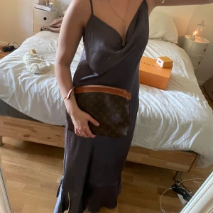 Satin klänning - Super fin färg i Grå/blå/lila satin klänning, JÄTTE BRA material 💕💕 perfekt till sommaren! 