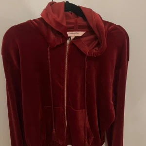 Velour hoodie Hunkemöller - Sammets kofta från Hunkemöller, endast använd 1 gång då den är för stor.  Strl S men passar en M.  Nypris 399 inköpt i december. Köparen står för frakten men finns även att hämta i Halmstad/Laholm 🌟