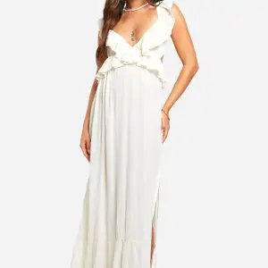 Otroligt fin vit klänning från boohoo. Storlek s men passar XS/S skulle jag säga. Observera att den dessvärre är något genomskinlig i verklgheten 🩷