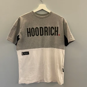 Hoodrich t-Shirt  - Storlek XS men passar S, passar dig runt 1,70cm  Skicket är bra förutom hål på vänster sida nedtill 