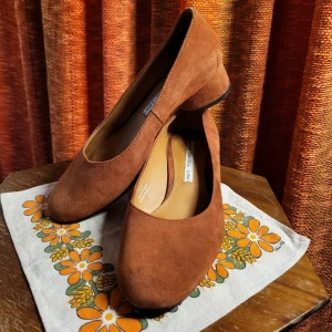 Retro skor  - Eleganta retro pumps med låg klack från & Other Stories. Använda men väl omhändertagna. Skråma på ena insidan av en klacken (se tredje bilden). Nypris 790kr. Hör av dig för mått eller om du undrar något annat🧡