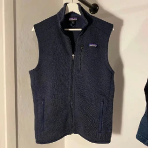 Patagonia Fleece Väst - Hej! Säljer nu denna sjukt eftertraktade och snygga västen, perfekt till sommar kvällar. Skicket är bra men använt. Hör av er vid frågor!👍