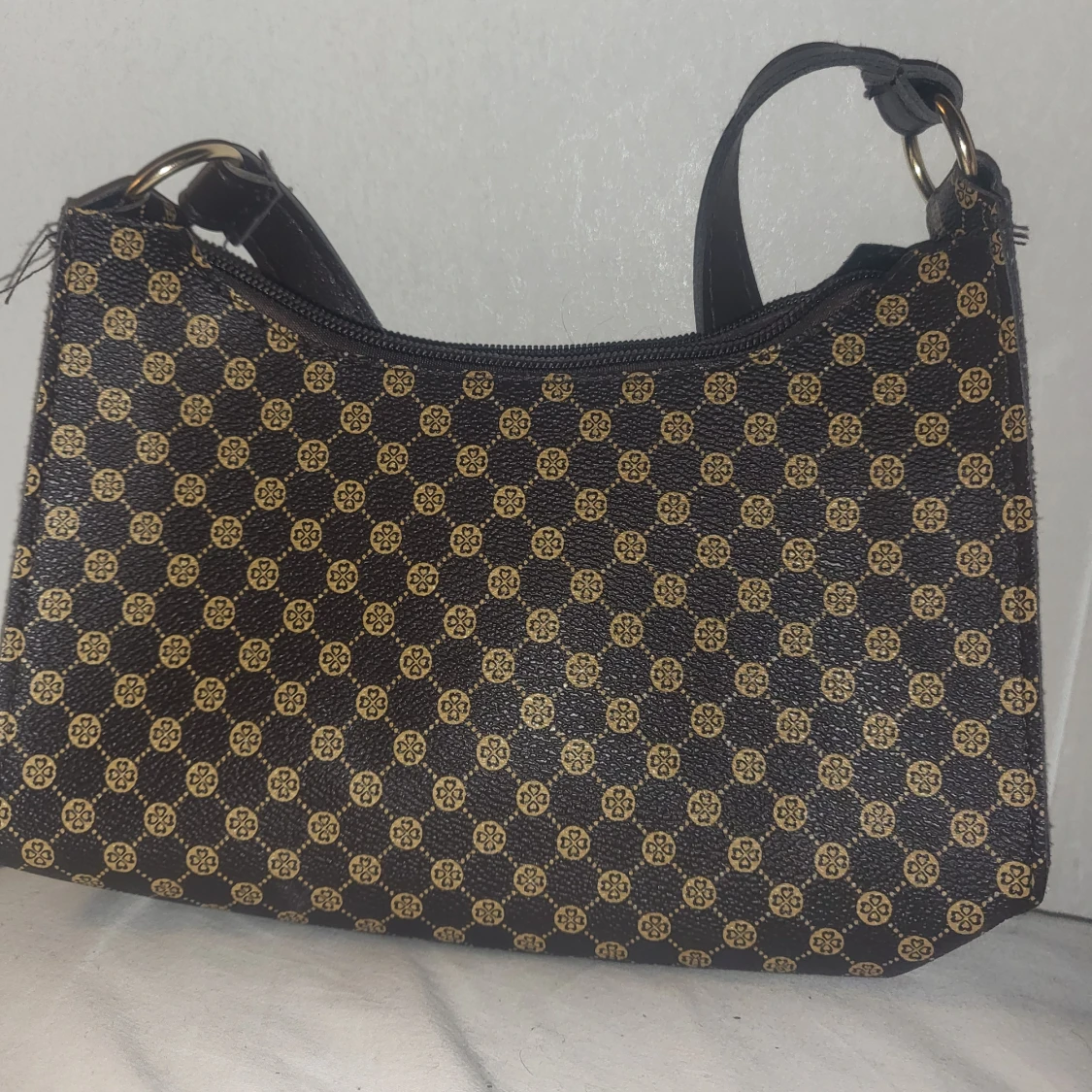 En liten väska med mönster