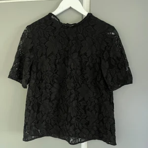 Spets topp från hm - Spets topp från hm i storlek m, köpt på vinted. 