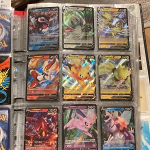 Pokémon kort V Shiny Holo Full Art Reverse Rare Double Rare - Fina kort i nyskick  Skickas i sleeve och toploader  30:- Styck