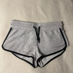 Gråa mjukis shorts - Säljer dessa för små på mig. Sparsamt använda💕
