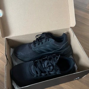 Adidas sneakers - Bra kvalitet, i princip ny men liten i storleken för mig, köpt för en månad sedan för jobbet men knappt använd.💕