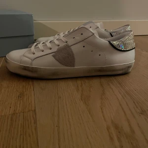 Philippe modell - Tjena! Säljer dessa Philippe Model skorna i storlek 40. Skick 10/10 helt oanvända och inte ens testade! Skorna är 100% unisex. Orderbekräftelse finns. Allt kommer till.Mitt pris är ej fast så tar emot förslag! Söker snabb och smidig affär! Allt gott!