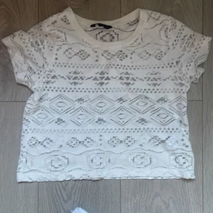 Tröja  - En fin vit t-shirt. Använd en gång så i jättebra skick!💘