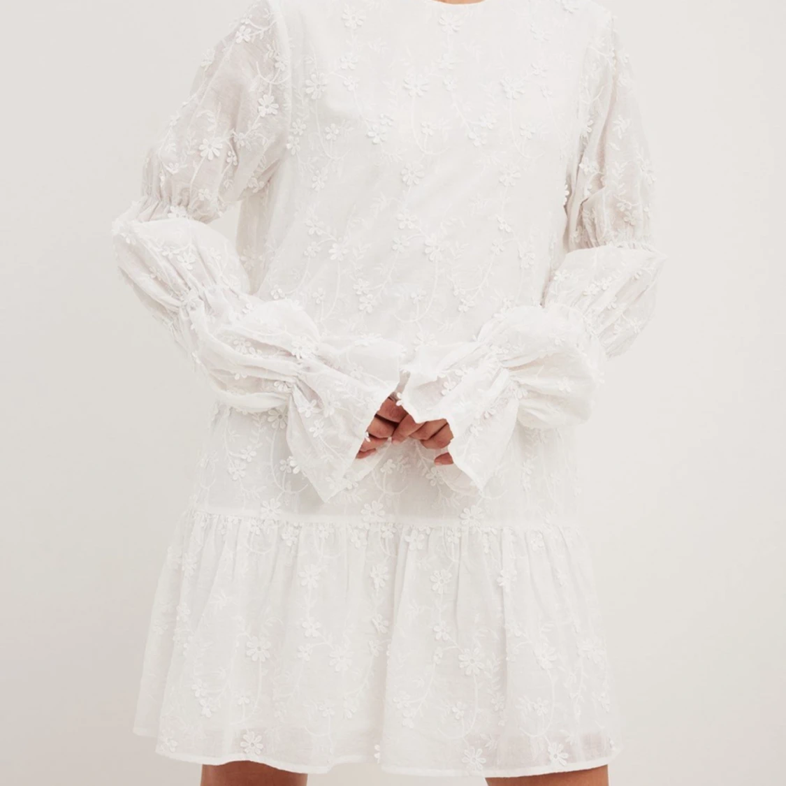 Klänning med ärmdetalj från NA-KD - 90