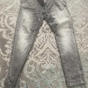 Smokigt aktigt gråa jeans och har använts några gånger.  Ny pris: 500kr  