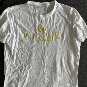 Vit t-shirt - Basic vit t-shirt med gult tryck på.