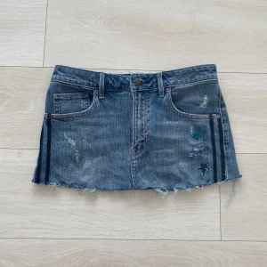 jeans kjol - jätte fin jeans kjol från oss Molly, aldrig använd nypris 500kr