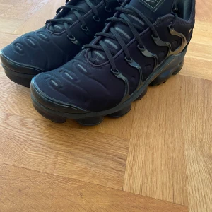 Vapormax plus - Bra skick, lite slitna i innersidan av hälen men annars inga skador. Pris kan diskuteras Ingen original låda 