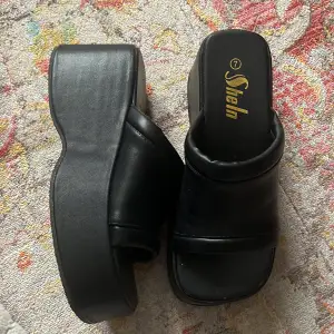 Säljer mina jättesnygga 90s/early 2000 y2k inspirerade tofflor/platform sandaler! Använda endast 1 gång. Har för många skor. Dem är ca 8 cm höga. Frächa ! ✨🤍