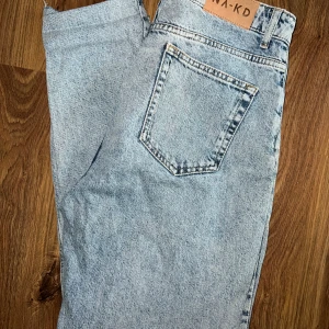 Jeans NAKD - Jeans från nakd storlek 40, oanvända pga kommer ej till användning. Tveka inte att höra av dig vid frågor! 