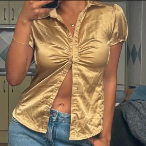 Guldig gullig topp - Säljer denna gulliga guldiga topp köpt second hand 