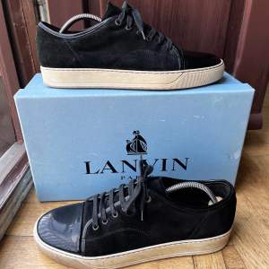Tja! Nu säljer vi dessa riktigt feta Lanvin skor i färgen Navy Blue, storlek UK 9 passar EU 43-44. De är i toppskick 9,5/10. Hör av dig vid minsta fråga eller fundering! Box ingår.