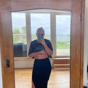 Ribbstickad svart kjol  - Storlek M/L , jag är vanligtvis en S så storleken är något missvisande. Jätte bra skick. Använd Max 5 gånger 