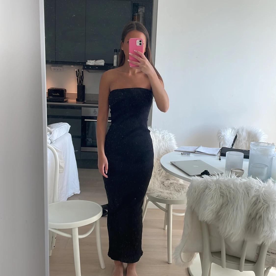 Ribbad långklänning med slits bak