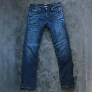 Snygga jeans från Jack & Jones. De är stretch och riktigt sköna. Nypris 700kr och de är i nyskick. Köparen står för frakt💫