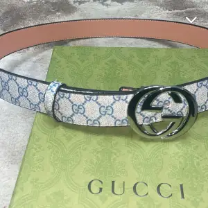 Gucci bälte fett fin till sommaren helt äkta köpte för 1 år sen vill inte ha den längre vill byta mot en burberry bälte eller nåt Gucci keps bli bra oxå skicka en förslag oxå 👍👍