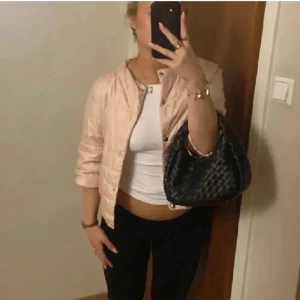 Rosa Trekvartsärmad jacka - Ljusrosa Trekvartsärmad jacka som jag köpt här på plick, bilden är förra ägarens💗