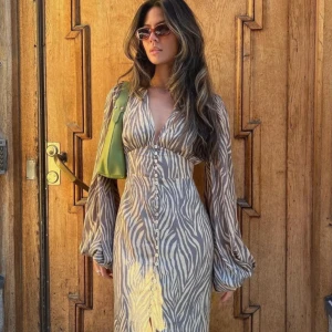 Adoore klänning - Säljer denna suuper fina adoore klänning i modellen positano pga att den är för liten om någon vill byta den mot en st större funkar det annars säljer jag den för 1900kr, 1800kr med snabb affär!❤️