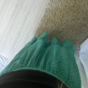 Långkjol💘 - Så fin och unik zara långkjol som passar perfekt nu till sommaren & som både går att ha högmidjat,lågmidjat och även som en klänning!! Finns inga skavanker på kjolen och ser ut som ny ☺️Storlek L men liten !bara att skriva för mer info eller bilder 🫶🏻🫶🏻