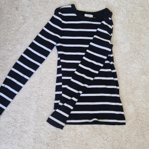 Tröjor - 3 pak basic tröjor från gina, använd fåtal gånger den vita är i storlek M och dem 2 andra är i S. Ni får alltså med alla 3 i priset👌🏻😇