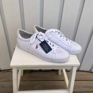 Säljer nu mina vita Ralph Lauren skor i storlek 47 som är parfekta nu till sommaren. Skorna är helt nya och har kvar lappen på dem. Hör av dig för fler bilder eller minsta lilla fundering.👍