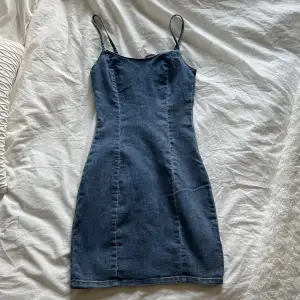 En jeansklänning som inte kommit till användning och är den för liten. Den är från H&M och är i storlek XS men liten i storleken upplever jag. 