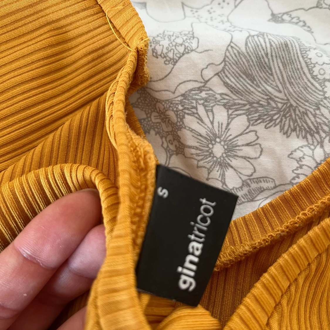 V-ringad gul tröja  - 90